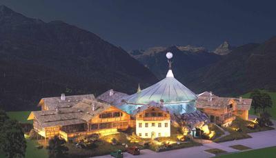 Themen Casino Design für ein Entertaiment Casino Dorf im Alpinen Stil
Slot Casino Planung Interior Design Ausstattungen Schlüsselfertig - MILO plant  Slot Casino Gesamtkonzepte - hier sehen Sie ein Modell für ein Casino Hotel mit tollem Wellness Areal, mit vielen Bars und Restaurants, Entertainment Bereichen - und Slot Casino Spielhallen - designed im Alpinen Stil